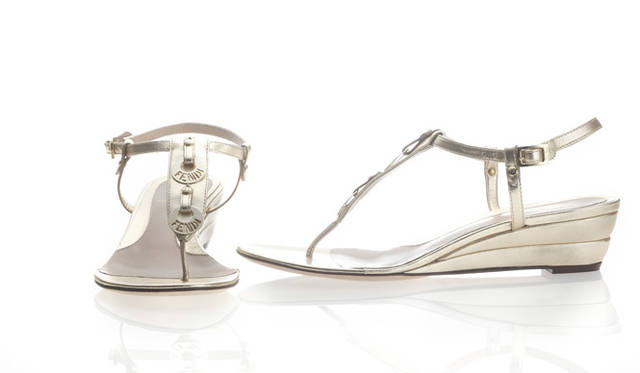 ロゴプレートの揺れるローヒール・トングサンダル。黄みを抑えたゴールドに統一され、ウェッジ調のスタックソールも優美な印象。シューズ 5万6700円（フェンディ／フェンディ ジャパン｜03-5414-6762）