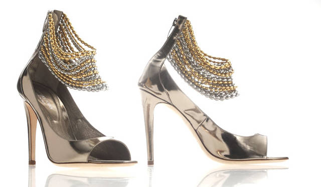 セルジオ・ロッシならではの繊細なオープントウを飾るのは、アンクレットのようにひとつずつが揺れ動く、アフリカの民族装飾を思わせるビーズのストラップ。（グッチ グループ ジャパン セルジオ・ロッシ ディビジョン｜0570-016600）