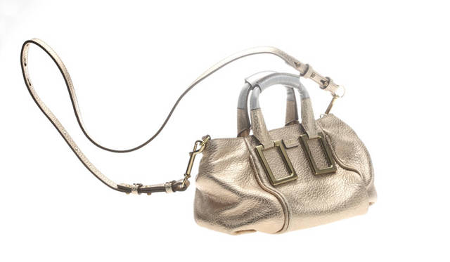 ボストンをそのまま小さくしたようなミニサイズの「エテル」は、ショルダーストラップで2ウェイに楽しめる。ミニバッグ「Ethel」 14万700円（クロエ／クロエ インフォメーションデスク｜03-4335-1750）