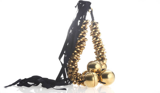 圧倒的なボリュームに目を奪われるメタルボールのネックレス。これひとつで着こなしが今年風にアップデートされる。ネックレス 33万9150円（ドリス ヴァン ノッテン／TFC｜03-5770-4511）