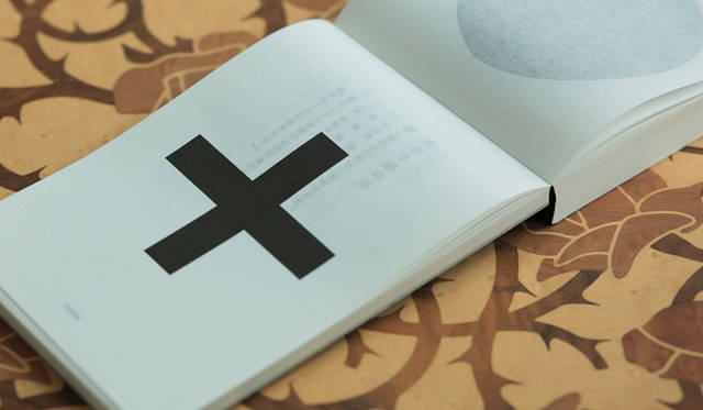 「暦ちゃん」十月スタートページ。各月、日にちは漢数字が用いられている<br>月の満ち欠けや橘右之吉氏の書などを楽しめるページも含まれている