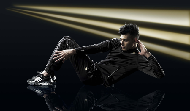 　「adidas-premiumstyle」 PT プレミアム ウォームアップジャケット（E07262）1万3650円、PT プレミアム ウォームアップ パンツ（E07259）1万1550円、スコーチ マイクロバウンス＋II（G07392）1万5750円