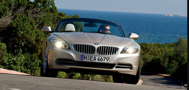 New BMW Z4｜まっすぐに立ち上がったワイドなキドニーグリルやBMW特有の丸形2灯式ヘッドライトがフロントの特徴。