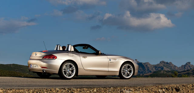 New BMW Z4｜フロントとリアのホイールハウスを結びつける、伸びやかなショルダーラインがサイドビューに躍動感を与える。