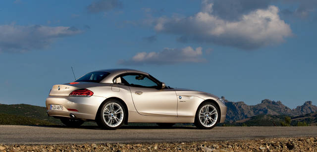 New BMW Z4｜クローズ時には、弧を描くルーフラインが印象的。一瞬にしてロードスターからプレミアムクーペに生まれ変わる。