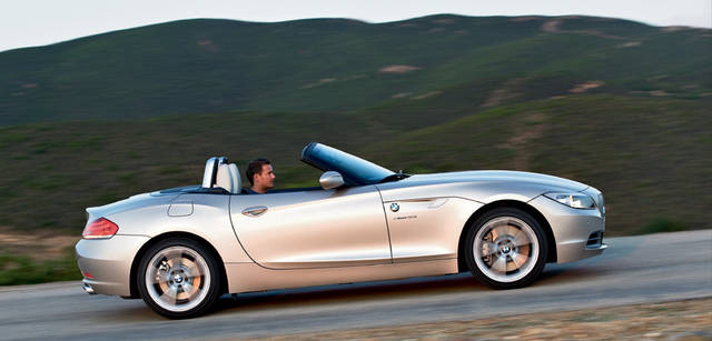 New BMW Z4｜ロングノーズかつリアアクスルに近い低いシートポジションが、トラディショナルなロードスタースタイルを印象づける。