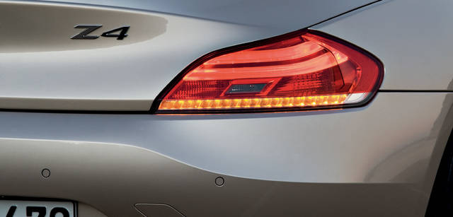 New BMW Z4｜三次元的な外観が特徴のLEDユニットが組み込まれた薄型テールライトが印象的なリアビュー。