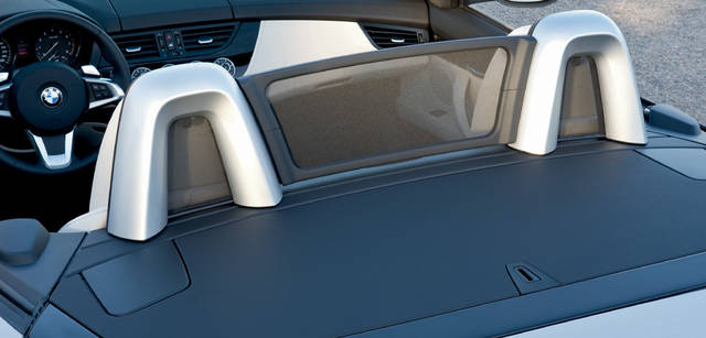 New BMW Z4｜トラディショナルなロードスターを彷彿させるヘッドレスト背後のロールオーバー・バー。