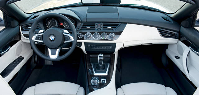 New BMW Z4｜センターコンソールには、ナビゲーションや空調を集約的にコントロールするiDrive用のダイアルが備わる。