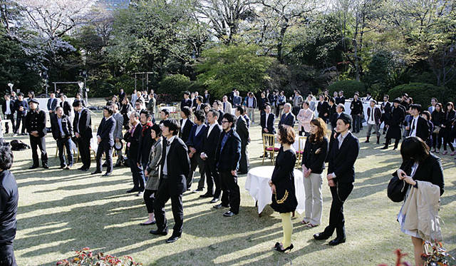 スピーチを聞く来場者