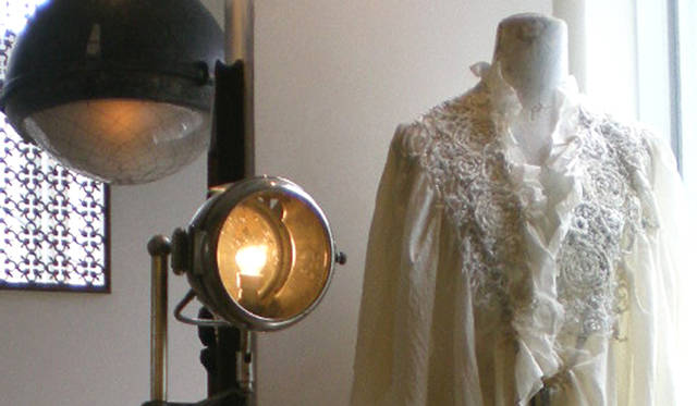 刺しゅうストール 4万950円 （UNA ARTESANO ALMA／ノートルエスカリエ｜03-3770-1175）