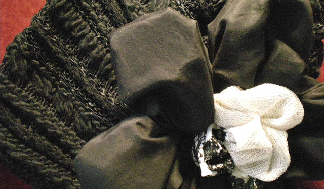 コサージュ付きニットキャップ 1万9950円 （UNA ARTESANO ALMA ／ノートルエスカリエ｜03-3770-1175）