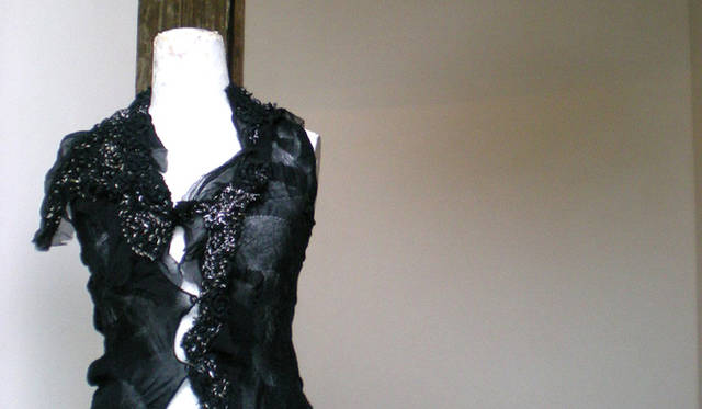 刺しゅうベスト 5万1450円 （UNA ARTESANO ALMA／ノートルエスカリエ｜03-3770-1175）