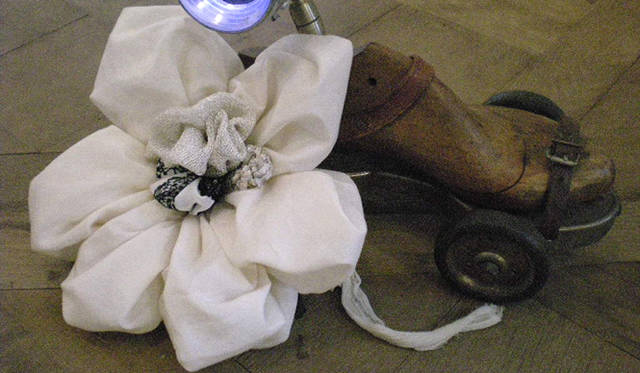 花コサージュ 8400円 （UNA ARTESANO ALMA／ノートルエスカリエ｜03-3770-1175） 