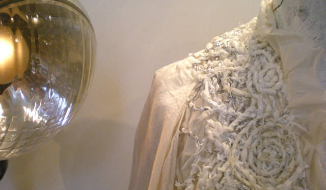 刺しゅうストール 4万950円 （UNA ARTESANO ALMA／ノートルエスカリエ｜03-3770-1175）