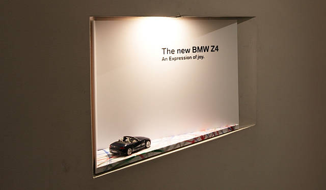New BMW Z4 × ISETAN Men’s｜伊勢丹新宿店メンズ館のエスカレーターわきのディスプレイ