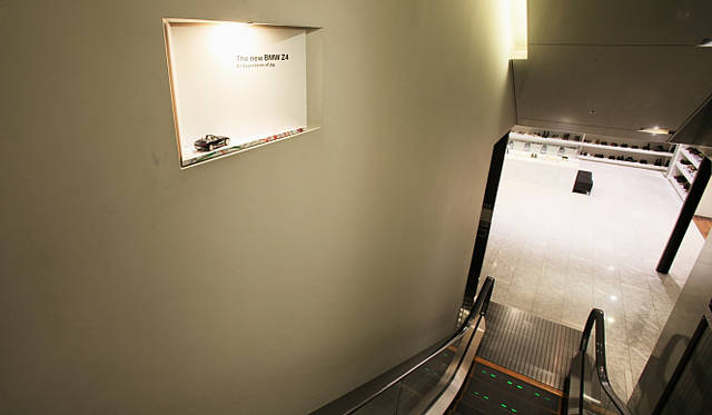 New BMW Z4 × ISETAN Men’s｜伊勢丹新宿店メンズ館のエスカレーターわきのディスプレイ