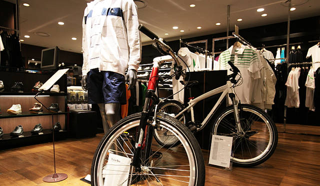 New BMW Z4 × ISETAN Men’s｜伊勢丹新宿店メンズ館7階スポーツグッズコーナーではBMWの自転車、ゴルフアイテムが販売されている