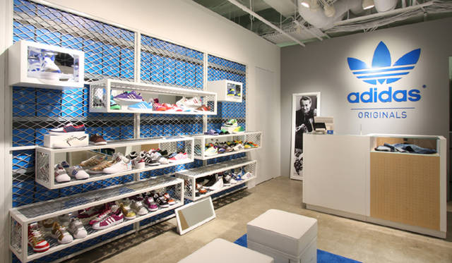 充実のフットウエアコーナー