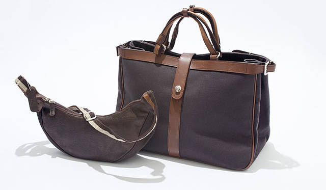 <b>UNITED ARROWS｜ユナイテッドアローズ</b>　「N.I.B（エヌ・アイ・ビー）」バッグ 4万4100円、バナナショルダー 1万8900円