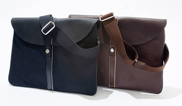 <b>UNITED ARROWS｜ユナイテッドアローズ</b>　「N.I.B（エヌ・アイ・ビー）」2WAYクラッチバッグ ブラック（レザー×キャンバス）2万5200円、ブラウン（レザー）3万3600円