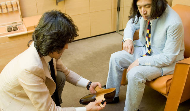JOHN LOBB｜ジョン ロブ　祐真朋樹、ジョン ロブで「MADE TO ORDER」する(前編)　モデル「チャペル」を試し履き