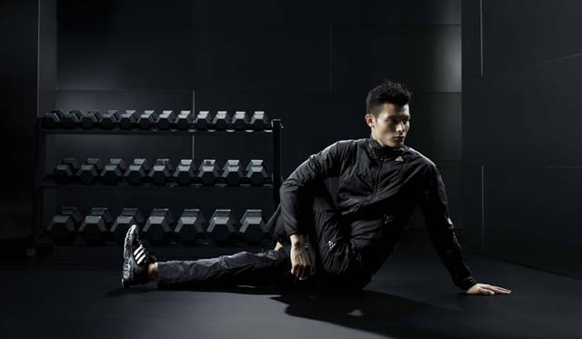 　「adidas-premiumstyle」 PT プレミアム ウインド ジャケット（E07271）1万5750円、PT プレミアム ウインド パンツ（E07268）1万3650円、スコーチ マイクロバウンス＋II（G07391）1万5750円