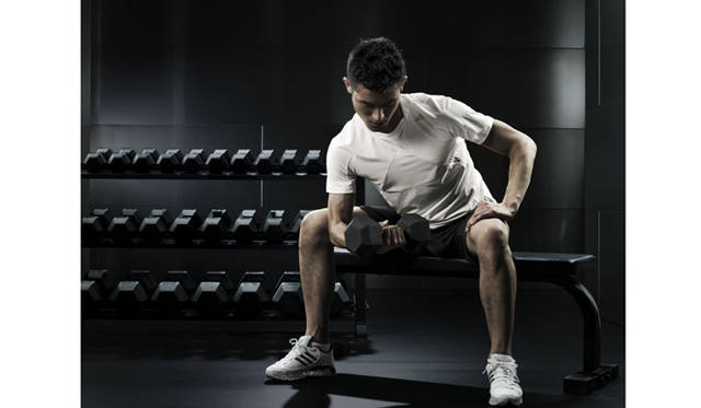 　「adidas-premiumstyle」 PT FabricX ショートスリーブTシャツ（E07246）7245円、PT FabricX ショーツ（E07238）7245円、スコーチ マイクロバウンス＋II（G07391）1万5750円