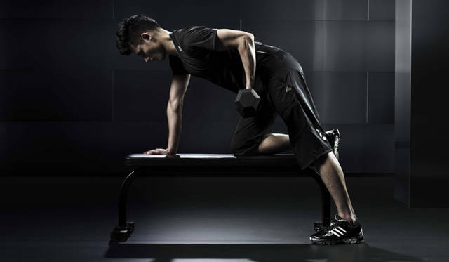 　「adidas-premiumstyle」 PT ジムショートスリーブTシャツ（E07223）6195円、PT ジム3/4パンツ（E07217）1万1550円