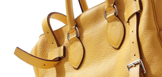 HERMÈS PURSANGLE｜ストラップは二重になっている。無造作に何か挟んでみてもいい。ピュールサングル サイズ31「ソレイユ」 85万5750円