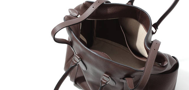 HERMÈS PURSANGLE｜バッグからものを取り出すとき手に当たりにくいよう、ジッパーの歯が内向きに倒れ込むよう配慮されている。ピュールサングル サイズ35「エベンヌ」 89万7750円