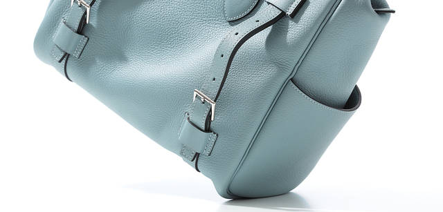 HERMÈS PURSANGLE｜マチをぐるりと取り囲むパイピングがあることで、しっかりとかたちを保って自立する。ピュールサングル サイズ31「シエル」 85万5750円