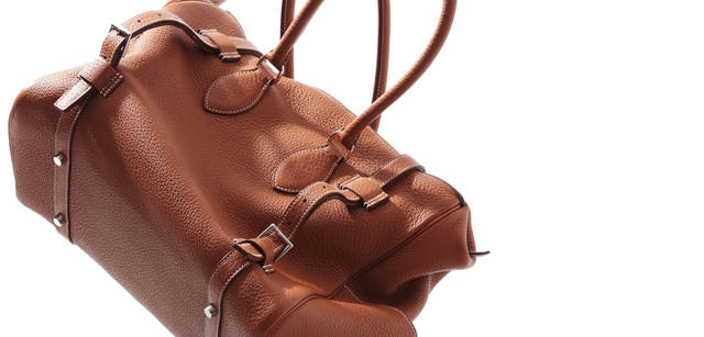 HERMÈS PURSANGLE｜底鋲のレイアウトもバランスがよく、カジュアルに床に直置きするのもそれほど気にならない。ピュールサングル サイズ35「ゴールド」 89万7750円