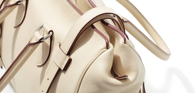 HERMÈS PURSANGLE｜ロウ止め仕上げのカラーがいいアクセントになっている。ピュールサングル サイズ35「パルシュマン」 89万7750円