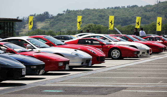 フェラリー・フェスティバル・ジャパン2009｜駐車場を埋め尽くす来場者のフェラーリ