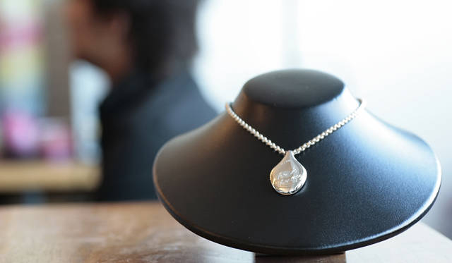 「ROCK THERAPY」名義のネックレス。横田氏にプレゼントされた後に、時間をかけ製作されたもの。   