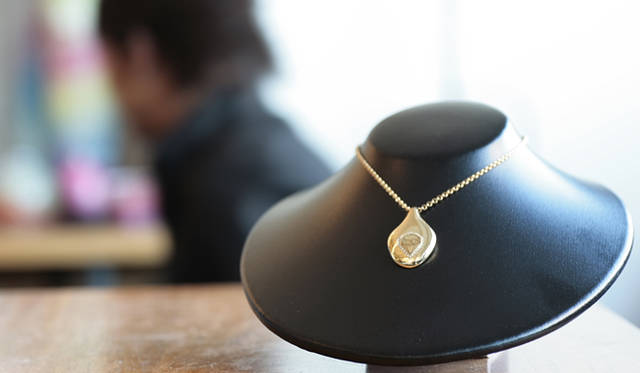 加藤氏が奥様のために製作したネックレス。横田氏は大切なスタイリングの際、このアクセサリーを使用している。