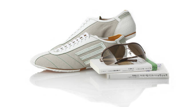 <b>ETRO｜エトロ</b>　シューズ 7万2450円、サングラス 4万7250円