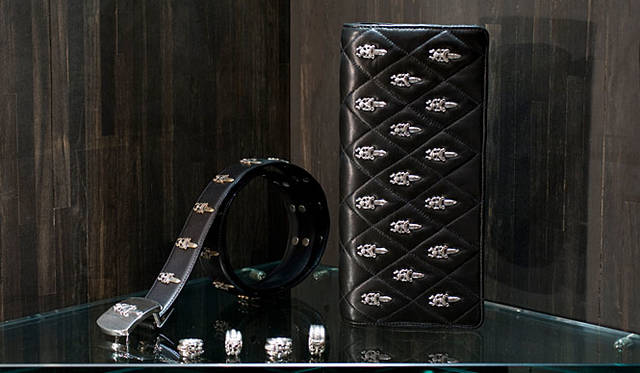 <b>CHROME HEARTS｜クロムハーツ</b>　（左）ベルトストラップ 35万3850円、バックル 10万800円　（右）「クロムハーツ」＜ダガーシリーズ＞キルティッド クラッチバッグ ダガー 35万3850円