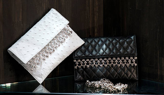 <b>CHROME HEARTS｜クロムハーツ</b>　クラッチバッグ（ホワイト）オーストリッチ クラッチバッグ ポーカーチェーンメール 32万1300円、（ブラック）ポーカーチェーンメール キルティッド 25万8300円