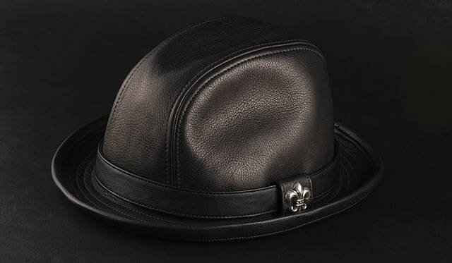 <b>CHROME HEARTS｜クロムハーツ</b>　ハット ダッグスレザーフェドラ 19万3200円