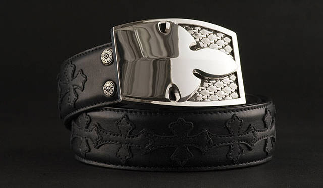 <b>CHROME HEARTS｜クロムハーツ</b>　バックル フレアーニー 16万650円、ベルトストラップ 20万550円
