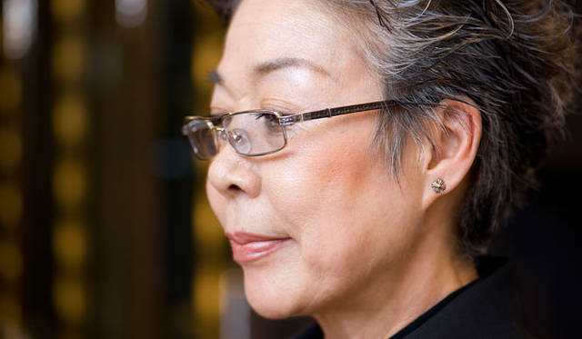 <b>CHROME HEARTS｜クロムハーツ</b>　メガネ（TE-WA-TE）16万8000円、ピアス（＃2 CH PLUS）2万2050円