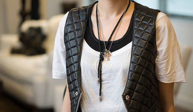 <b>CHROME HEARTS｜クロムハーツ</b>　ネックレス（BRAID SMALLBOLO/革ひも）1万6800円、ネックレス（ペンダントクロス大 22K TINY FAT /PINKSAPPHIRE）30万6600円、ネックレス（ペンダントチャームクロス小 22K CH CROSS BABY FAT）5万9850円、ネックレス（ペンダントチャーム FRAMED HEART）3万1500円、ネックレス（ペンダントドッグタグ スモール TINY RS CROSS）3万1500円