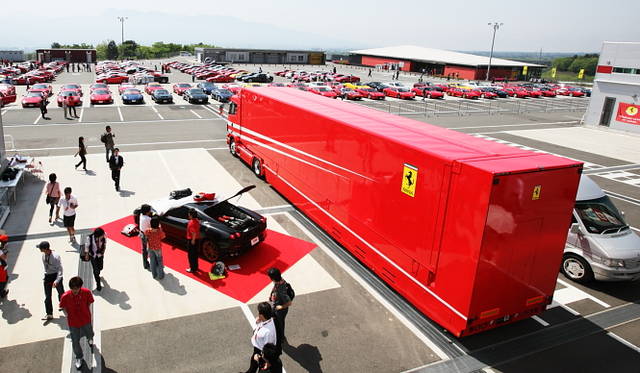 フェラリー・フェスティバル・ジャパン2009｜ピット裏の様子。駐車場は来場者のフェラーリで埋め尽くされた
