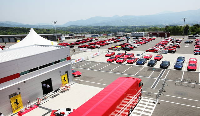 フェラリー・フェスティバル・ジャパン2009｜ピット裏の様子。駐車場は来場者のフェラーリで埋め尽くされた