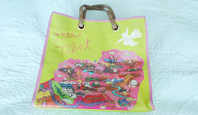 オリジナルデザインバッグ「フリーチベット！ インドへの旅路」。ダライ・ラマ14世法王がチベットからインドへ亡命したルートが描かれている。（2001年伊勢丹プロデュース） 