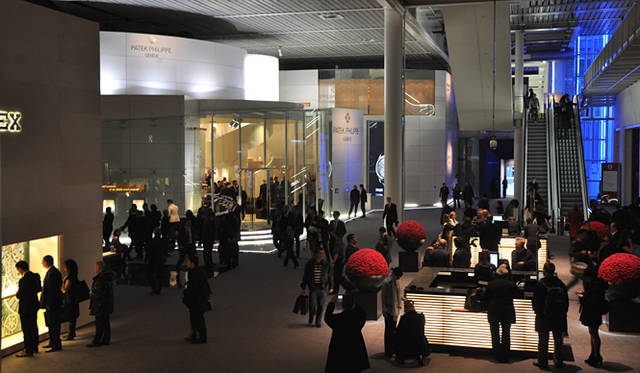 ジュネーヴのサロン的な発表会とは違い、バーゼルフェアには家族連れの姿なども多く見られる。週末は多くの人々で混雑。