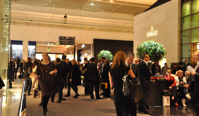 会場内風景。週末はたくさんの人でにぎわう。