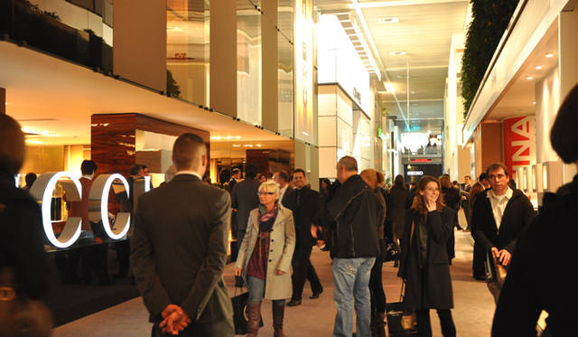 「グッチ」のブースの前にて。